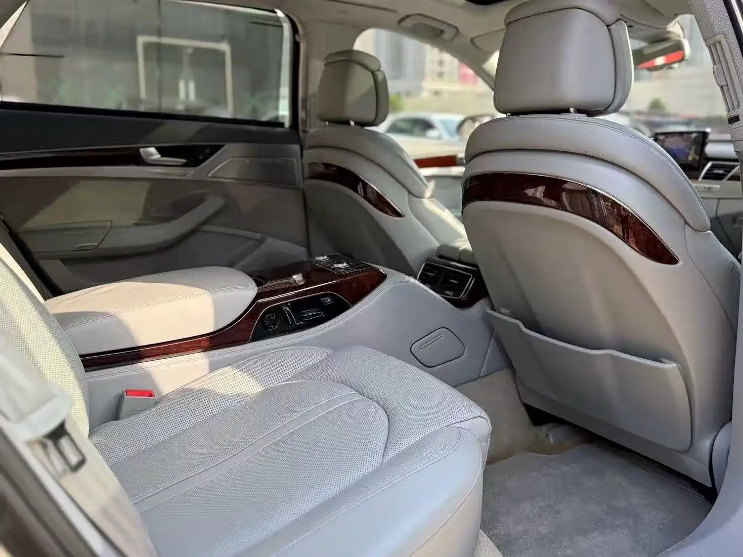 Фото 8 - Audi A8