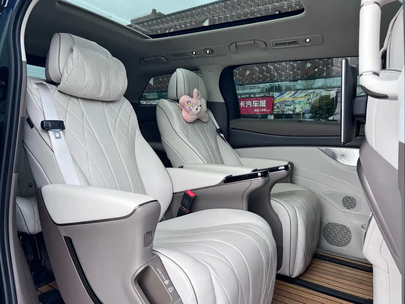 Denza D9 2023 2022 DM-i 970 AWD Flagship