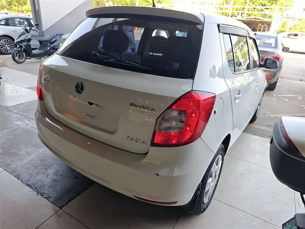 Škoda Fabia 2014 1.4L Automatic Crystal Edition фото 7