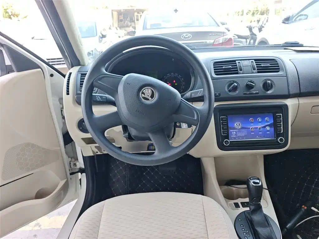Škoda Fabia 2014 1.4L Automatic Crystal Edition фото 11