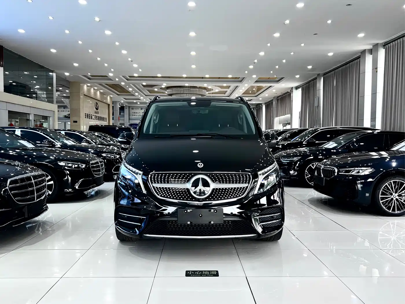 Mercedes-Benz V-Class 2022 V 260 L Long Wheelbase Luxury Edition фото 3