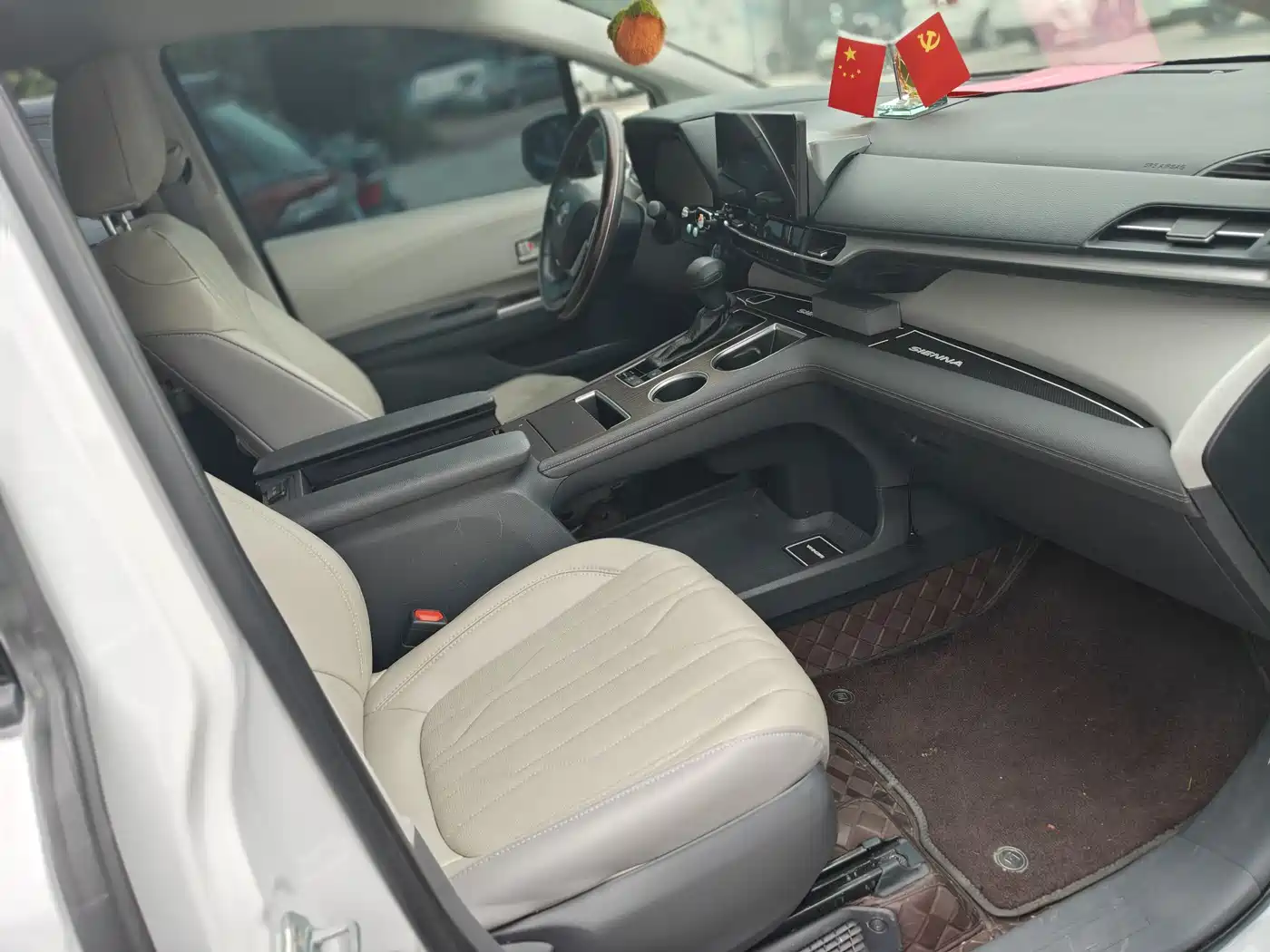 Toyota Sienna 2023 2.5L Hybrid Comfort Edition фото 5