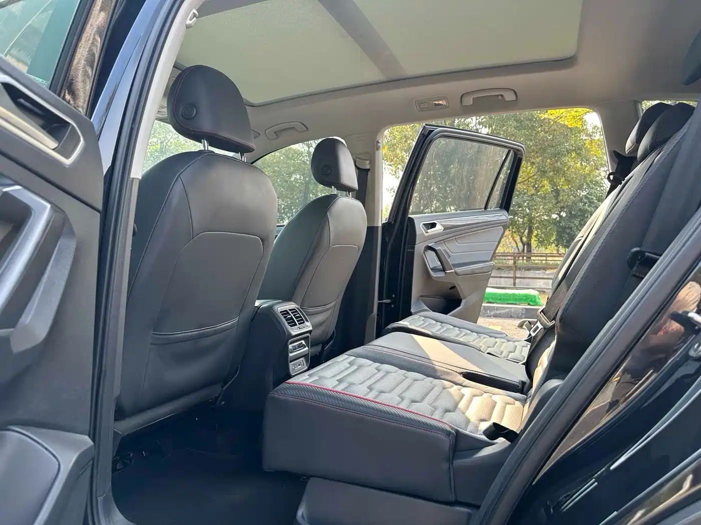 Volkswagen Tiguan L 2022 380TSI Automatic 4WD R-Line Flagship 7-Seater фото 10