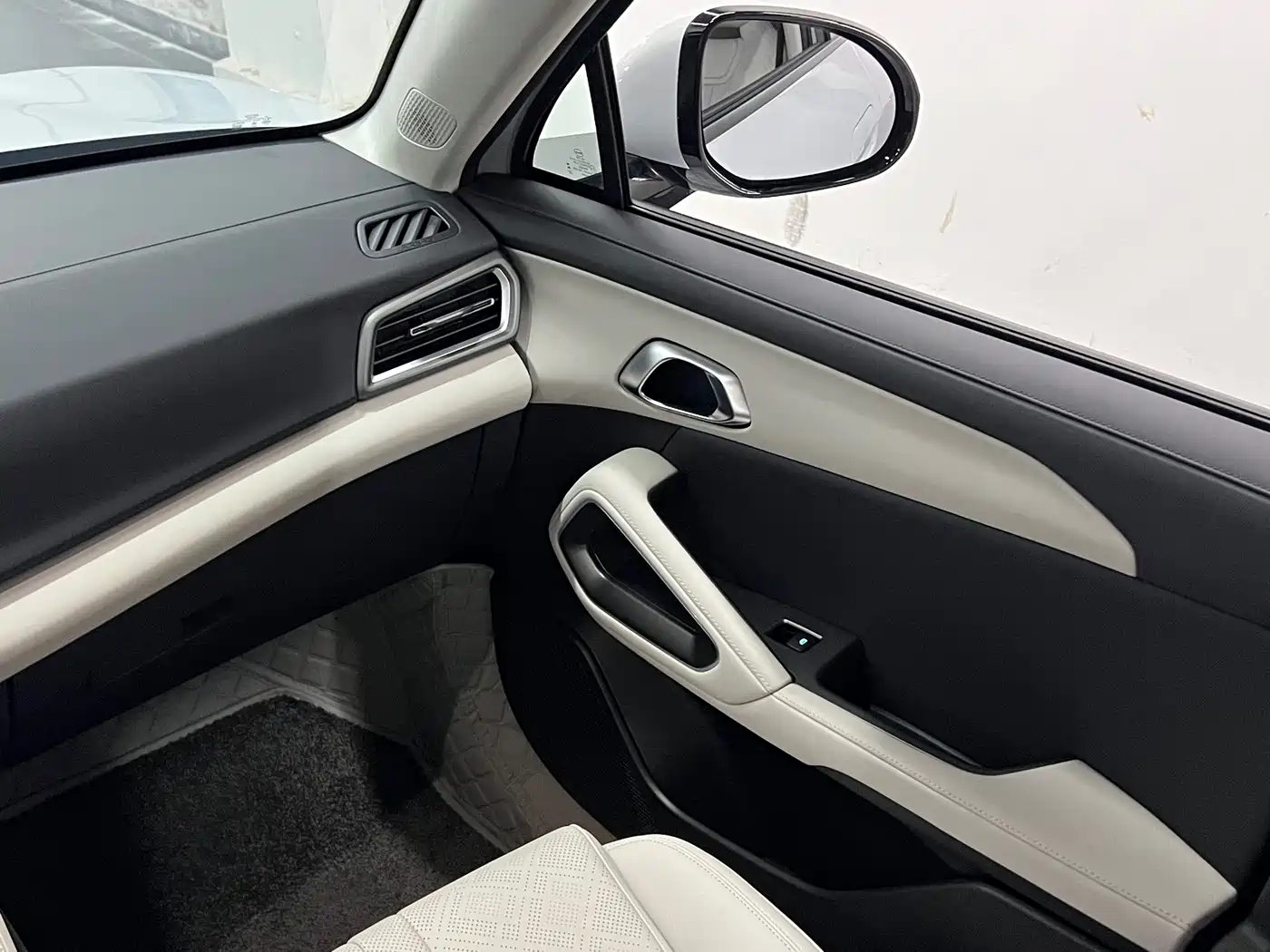 BYD Yuan UP 2026 2025 Model 301KM Navigator