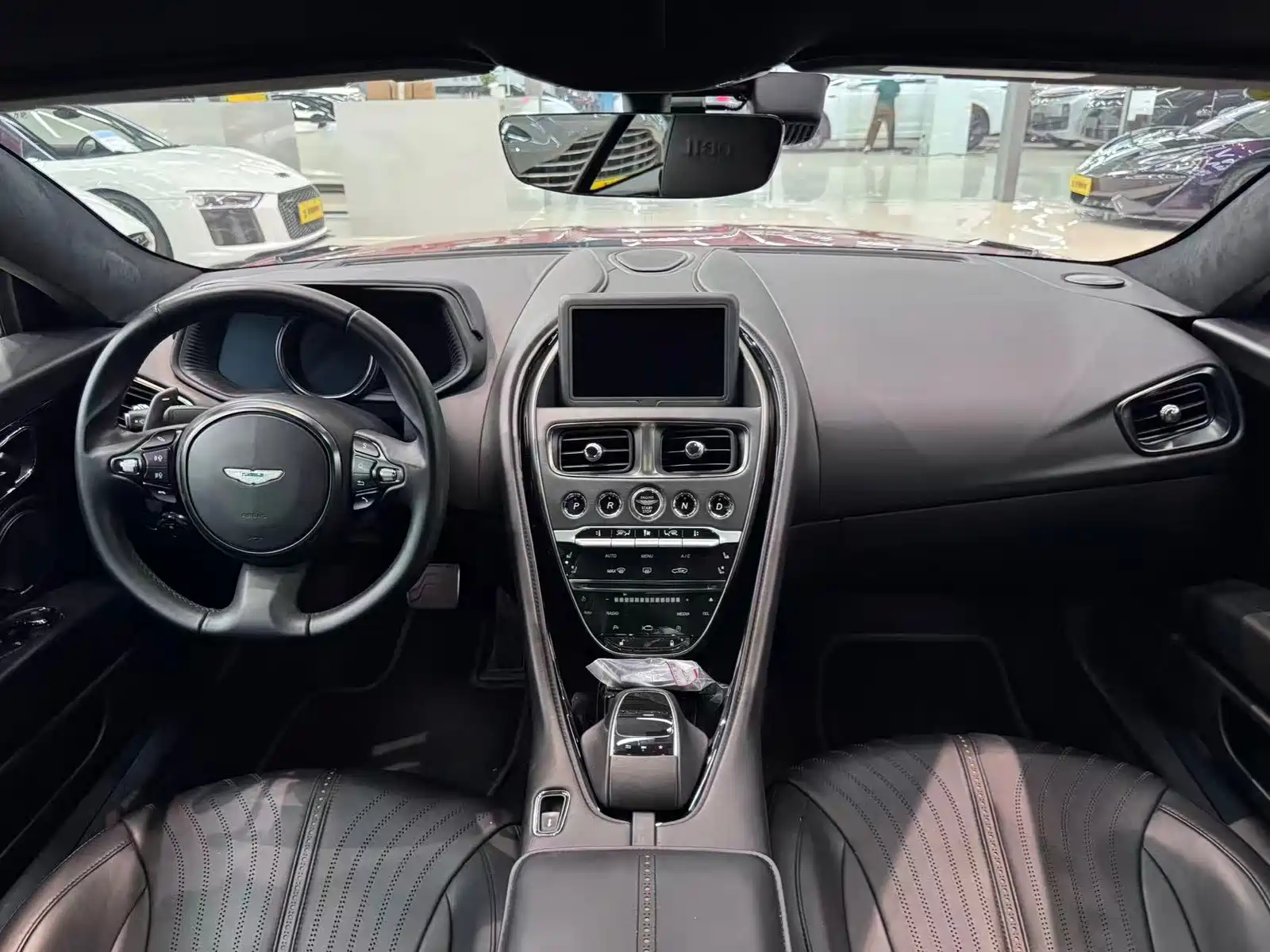 Фото 4 - Aston Martin DB11