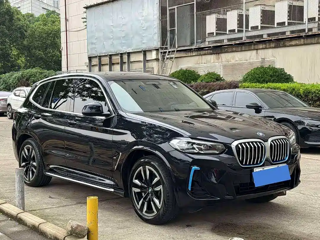 BMW iX3 2022 Leading Edition фото 3