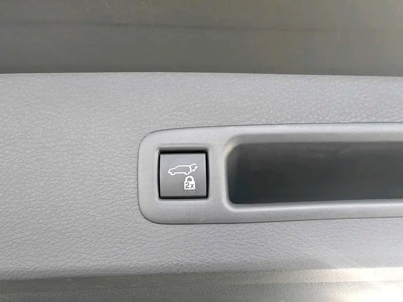 Toyota Granvia 2024 2.5L Hybrid Premium PLUS фото 12