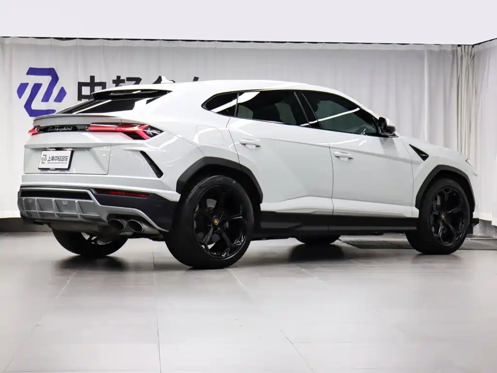 Фото 3 - Lamborghini Urus
