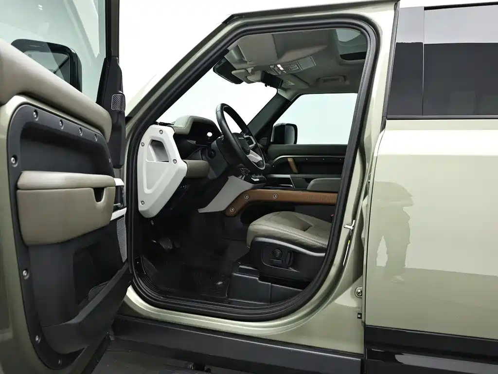 Photo 9 - Land Rover Defender