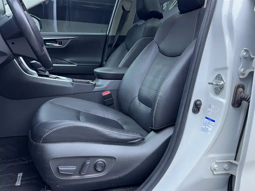 Toyota RAV4 Rongfang 2020 Hybrid 2.5L E-CVT AWD Flagship Edition фото 8