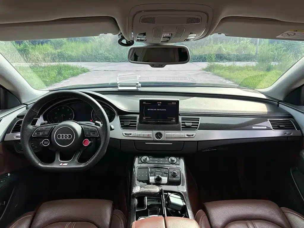 Фото 10 - Audi A8