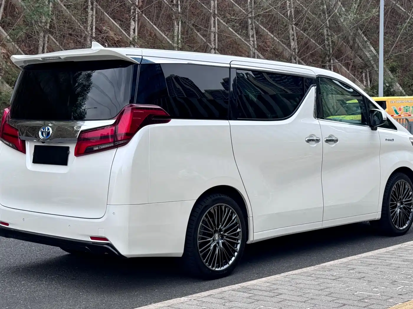 Toyota Alphard 2020 Hybrid 2.5L Premium Edition фото 18