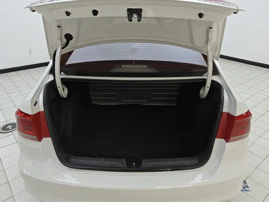 Volkswagen Santana 2015 1.4L Manual Trend Edition фото 4
