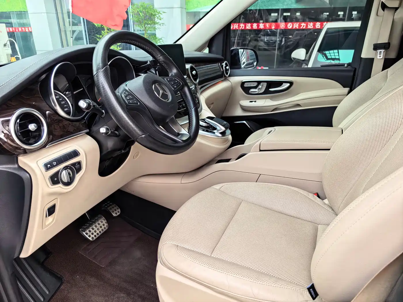 Mercedes-Benz V-Class 2018 V 260 L Premium Long Wheelbase Edition China VI фото 5