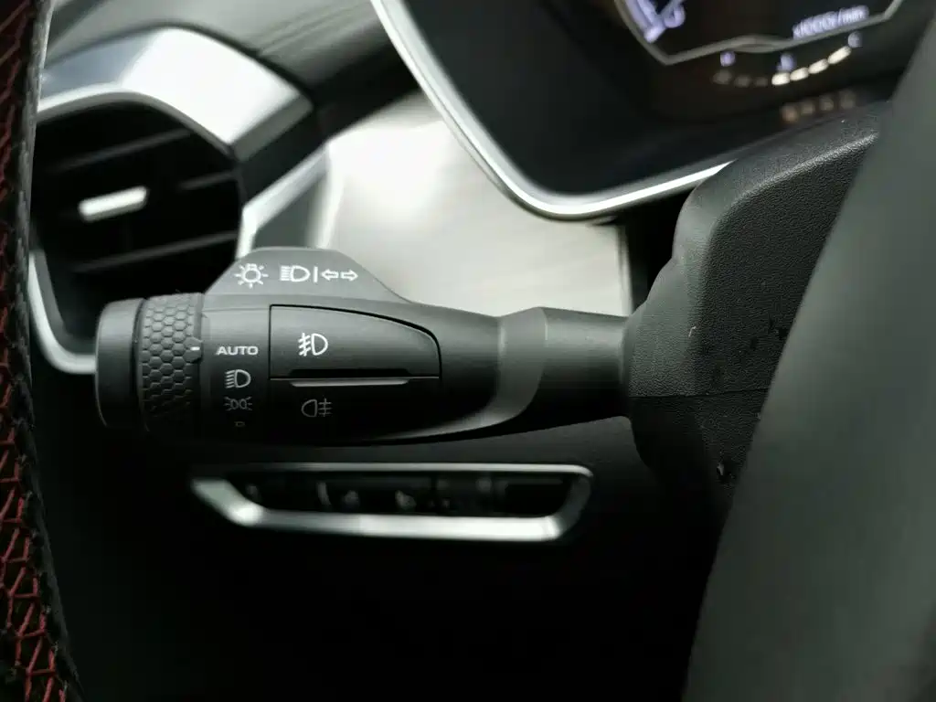 Фото 21 - Geely Coolray