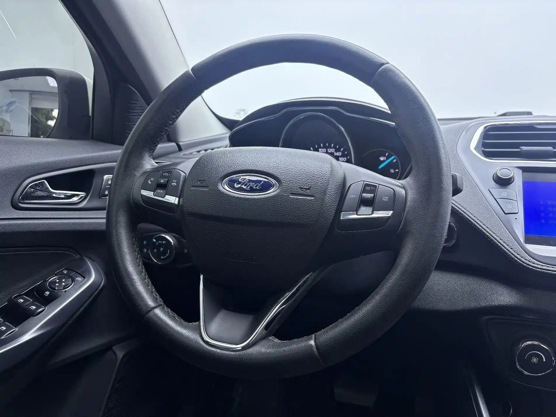 Фото 9 - Ford Escort