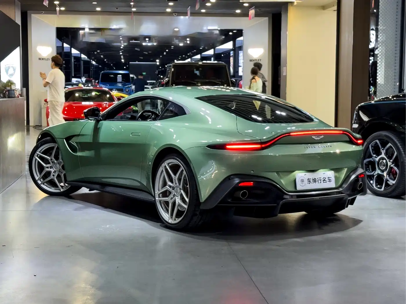 Aston Martin V8 Vantage 2018 4.0T V8 Coupe фото 5