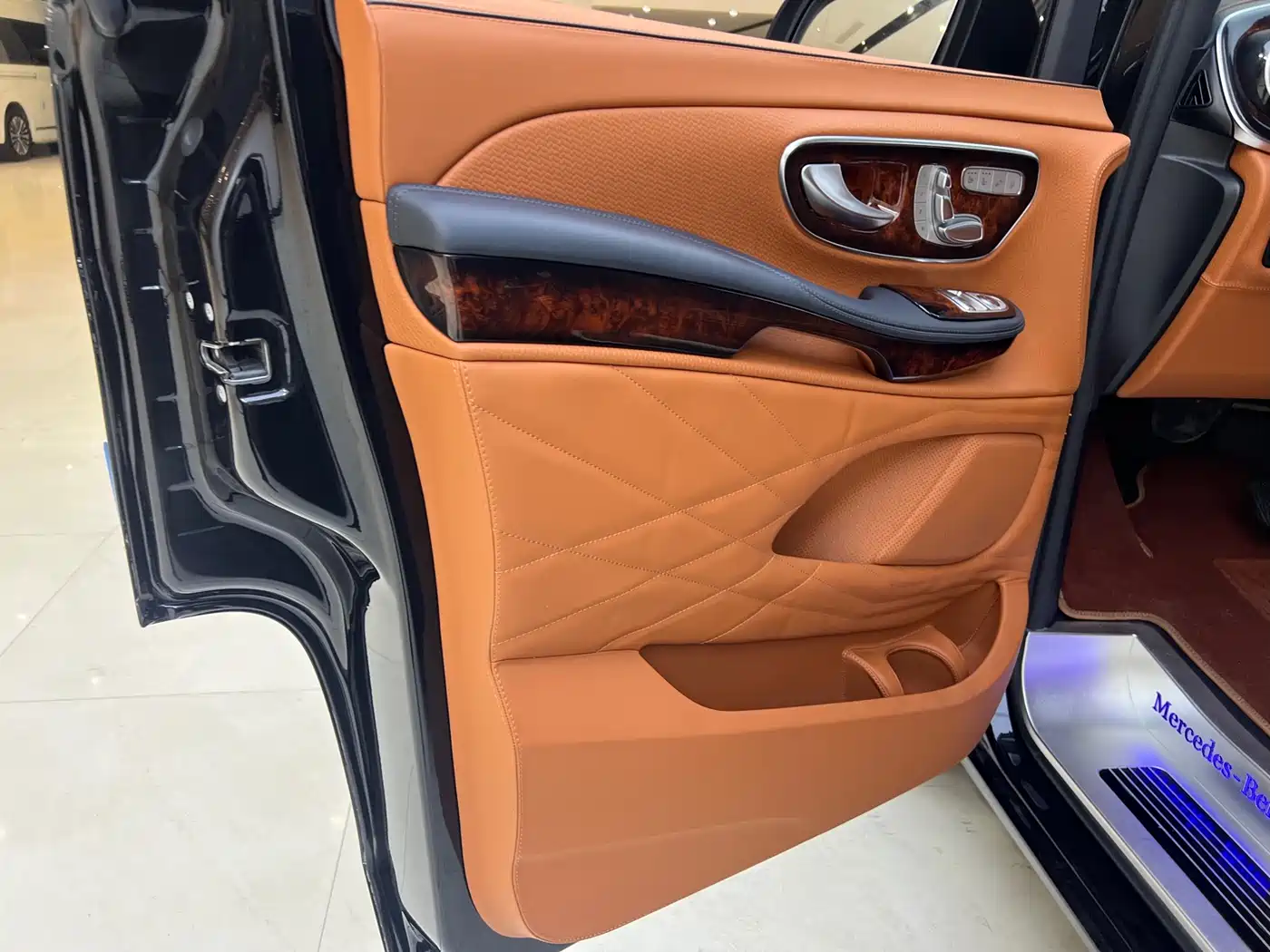 Mercedes-Benz V-Class 2024 V 300 L Long Wheelbase Premium фото 7