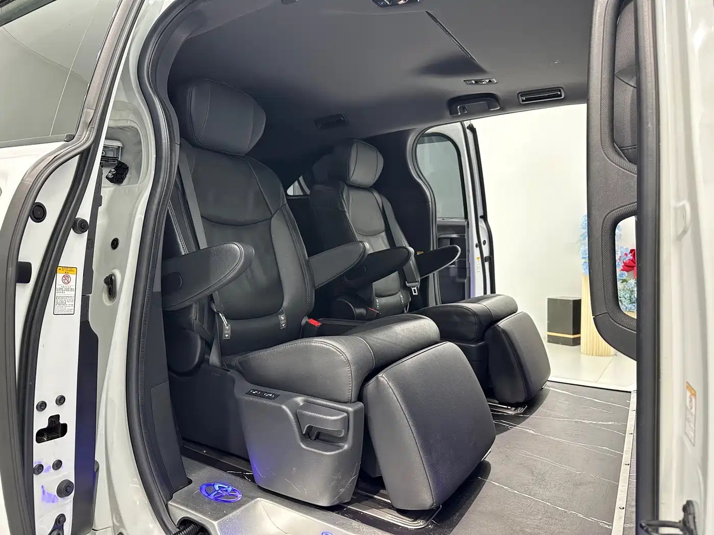 Toyota Sienna 2021 2.5L Hybrid Premium Edition фото 8