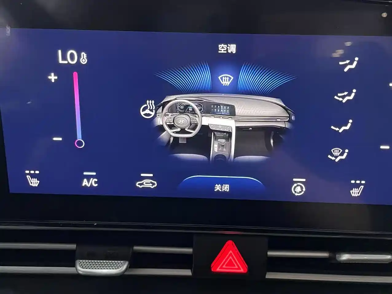 Hyundai Elantra 2022 1.5L CVT LUX Premium Edition фото 22