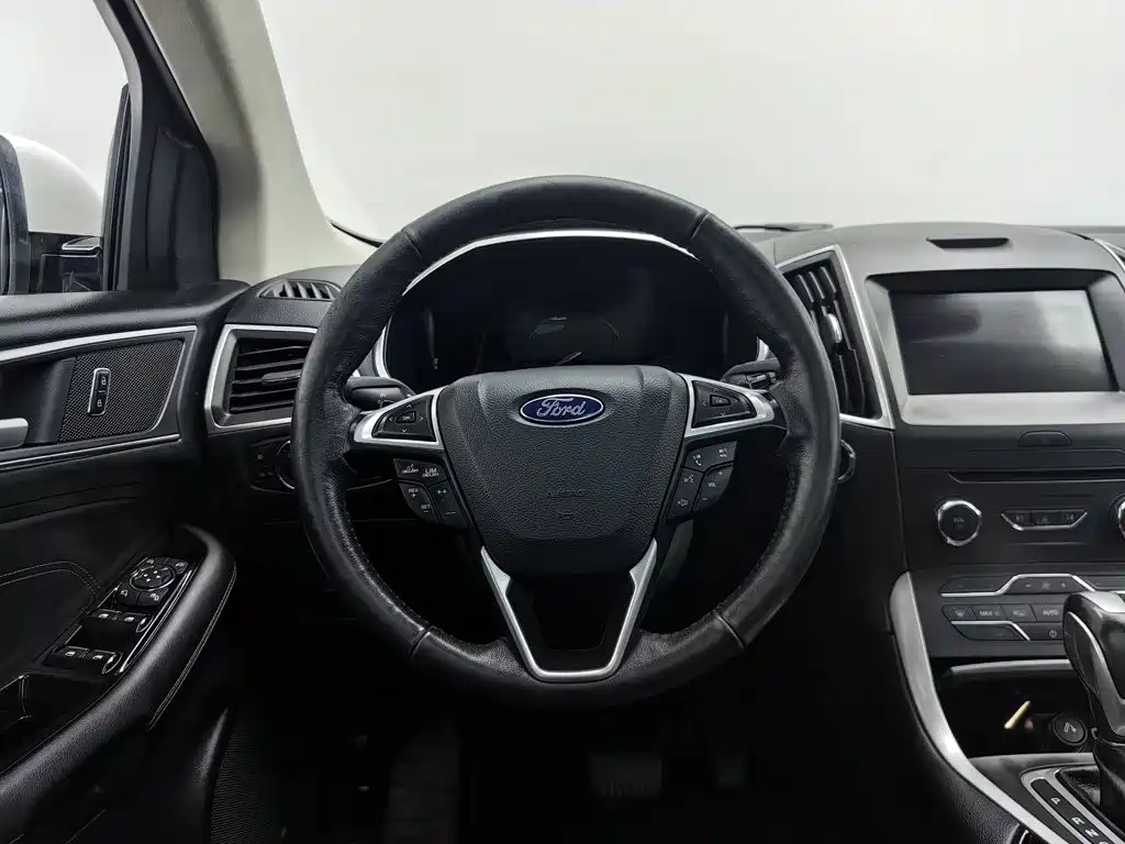 Фото 11 - Ford Edge