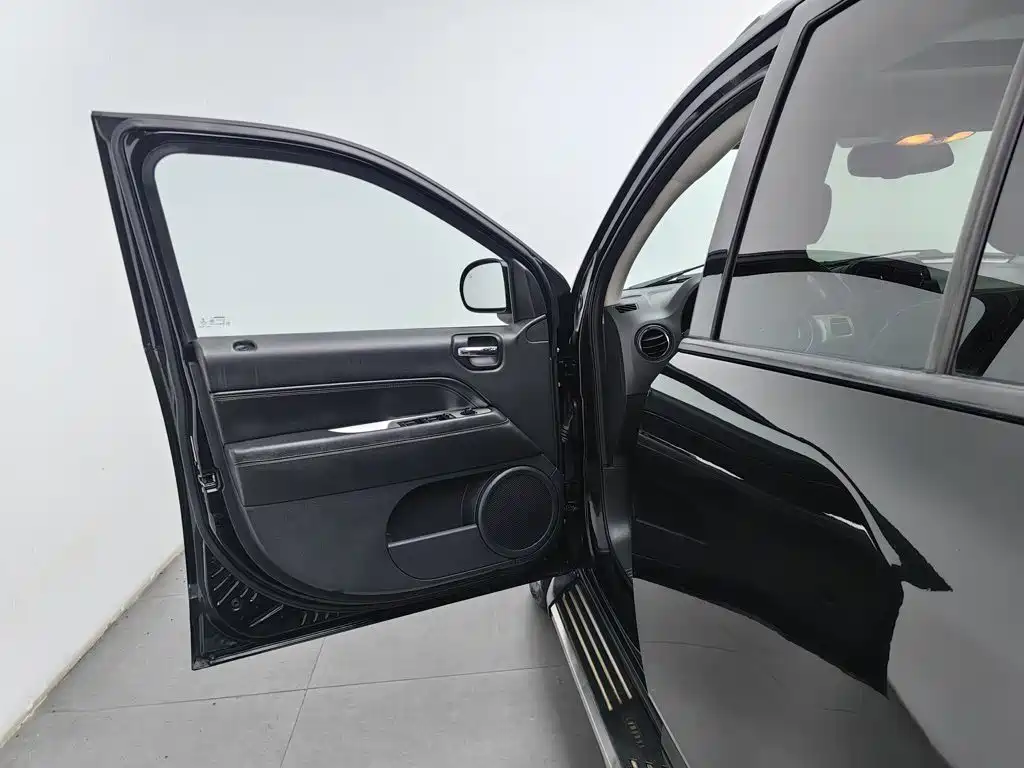 Photo 8 - Jeep Compass (Import)