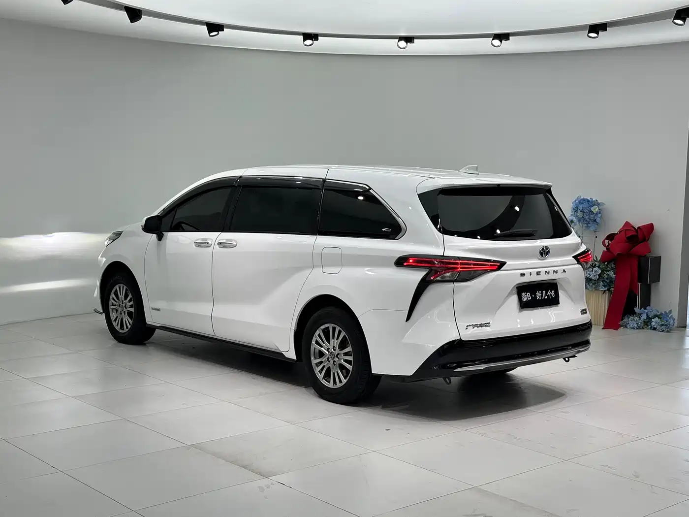 Toyota Sienna 2021 2.5L Hybrid Premium Edition фото 15