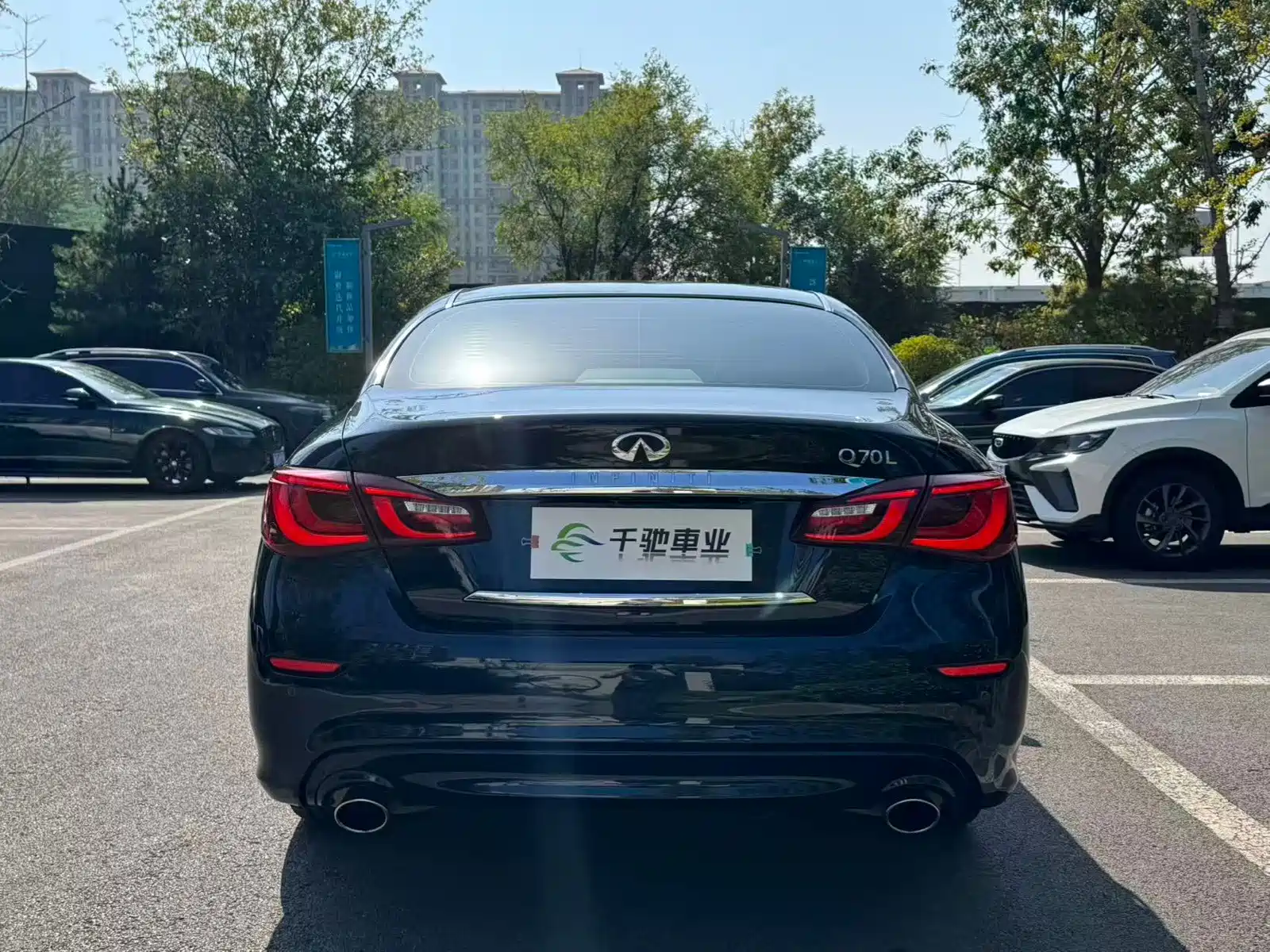Photo 15 - Infiniti Q70