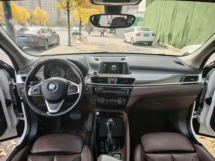 BMW X1 2018 xDrive20Li Premium Model фото 7