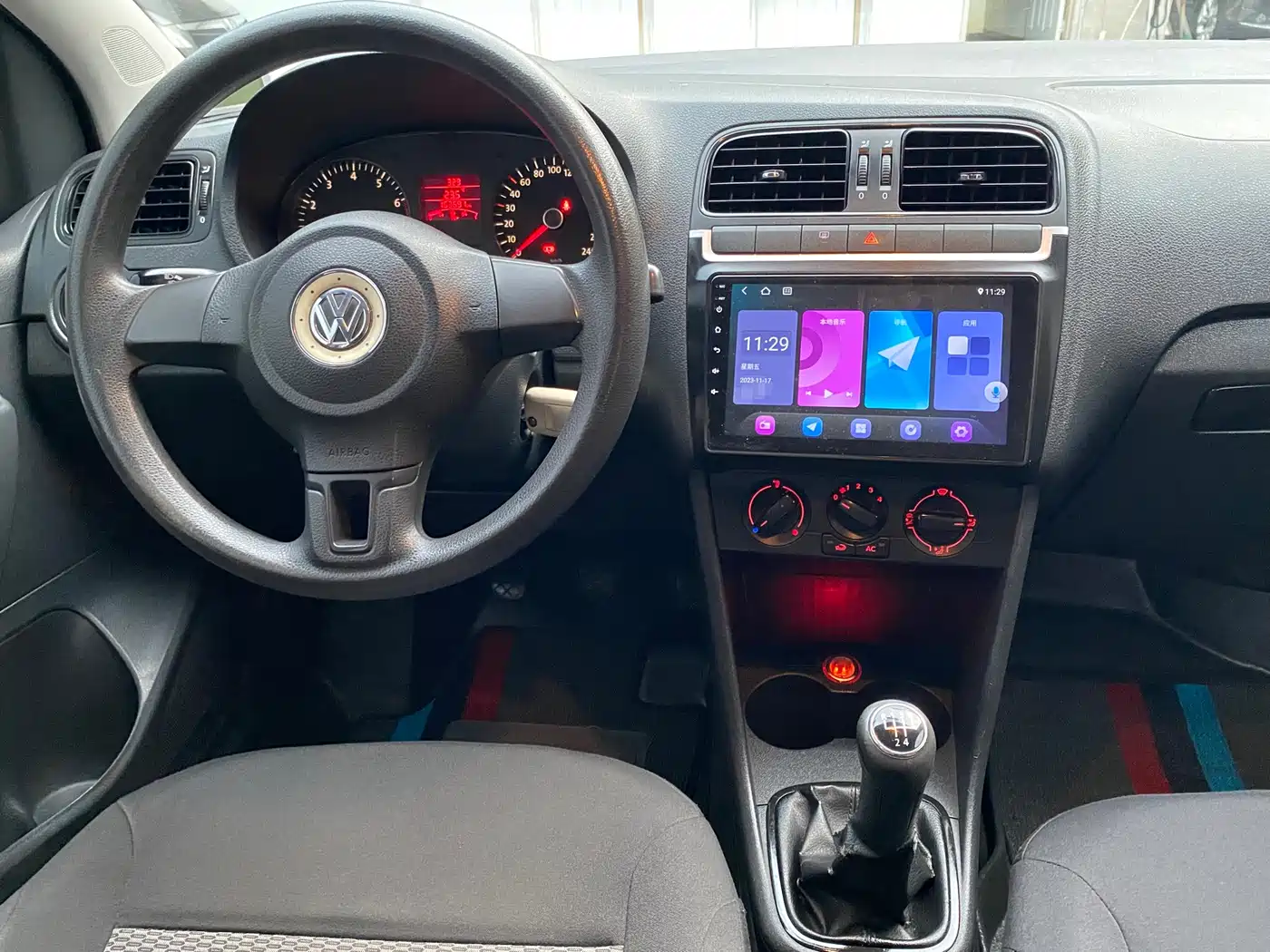 Volkswagen Polo 2011 1.4L Manual Joy Edition фото 4
