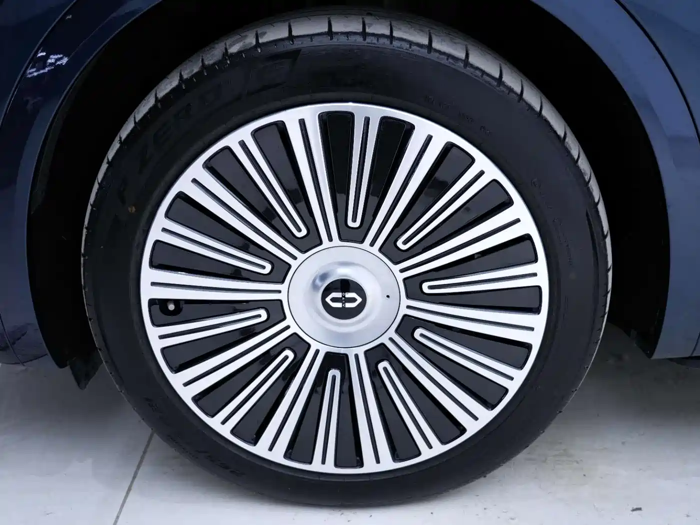 AITO Wenjie AITO M8 2025 Extended Range Ultra 53.4kWh 6-Seater фото 12