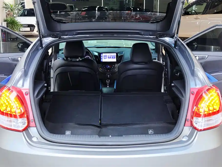 Hyundai Veloster 2015 1.6T Automatic Luxury Edition фото 29