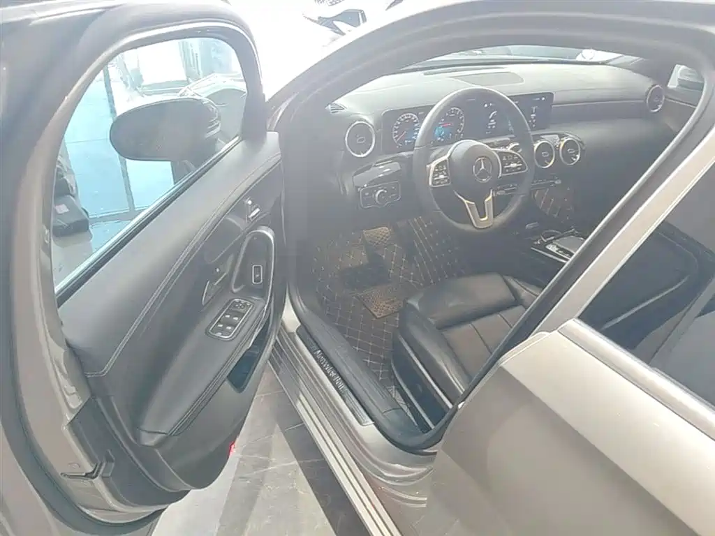 Mercedes-Benz A-Class 2019 Facelift A 200 L фото 16