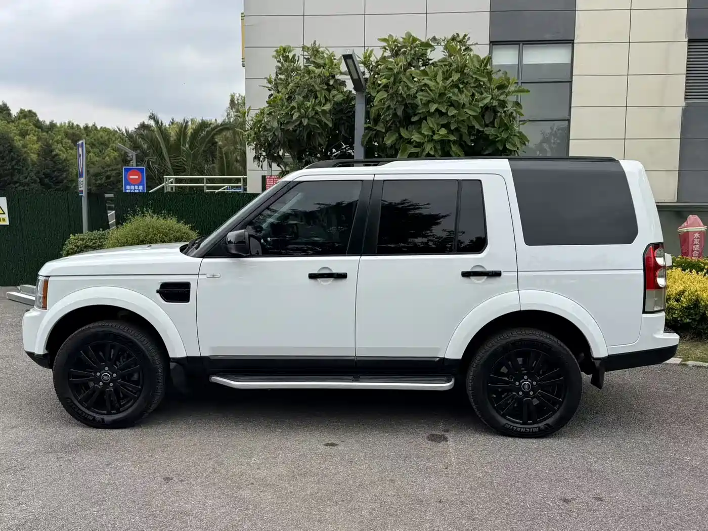 Land Rover Discovery 2013 3.0 SDV6 Black Premium Limited Edition фото 4