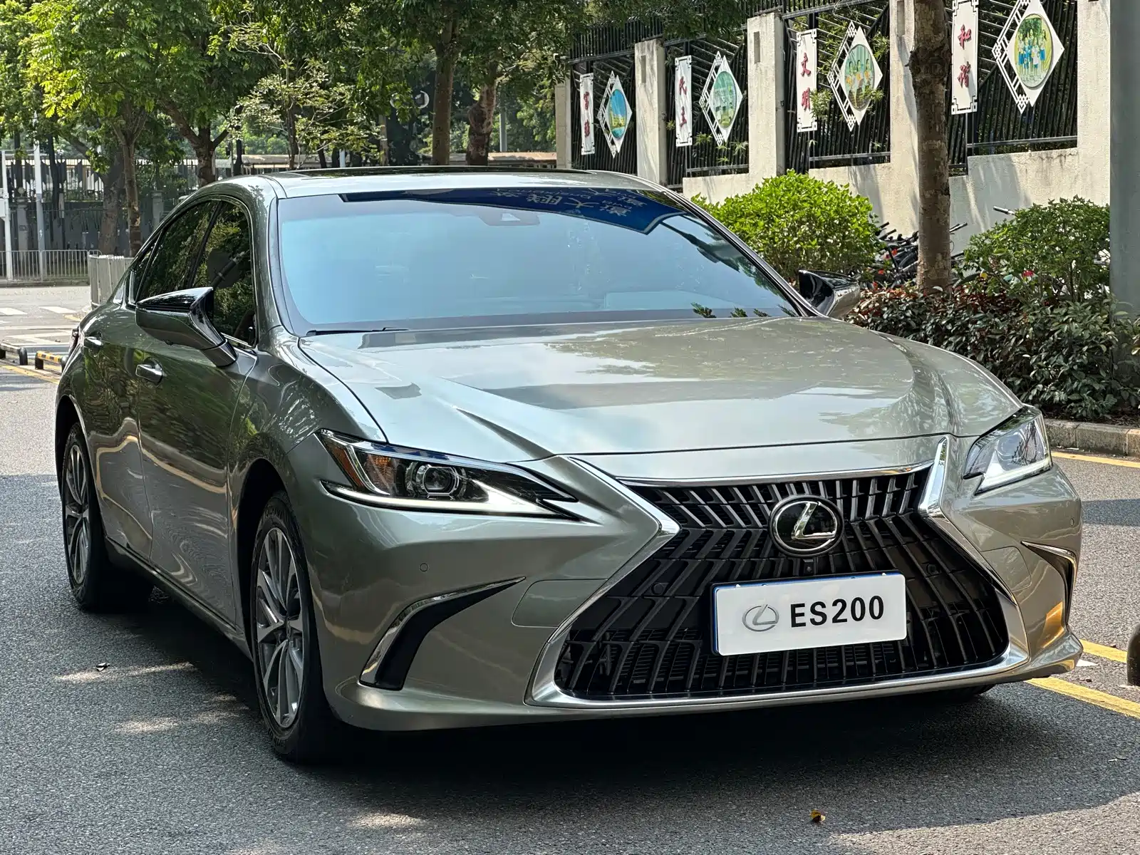 Photo 3 - Lexus ES