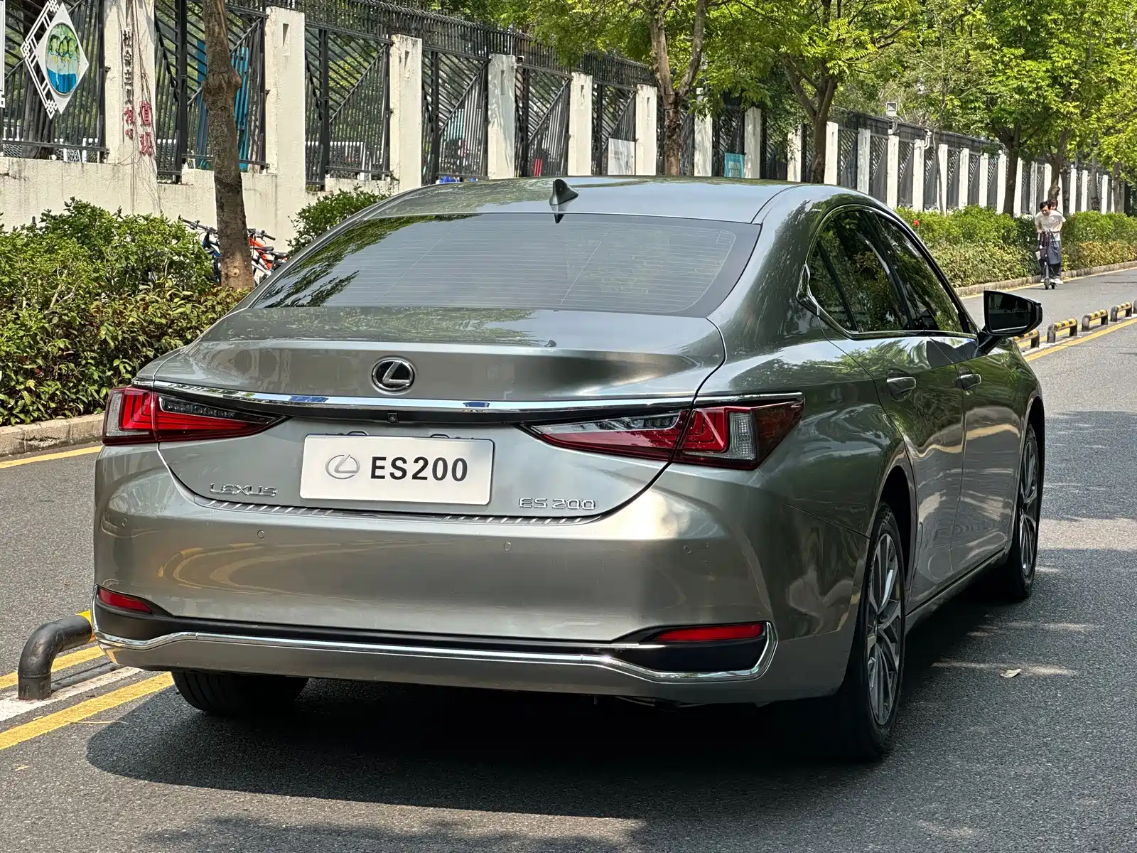 Photo 15 - Lexus ES