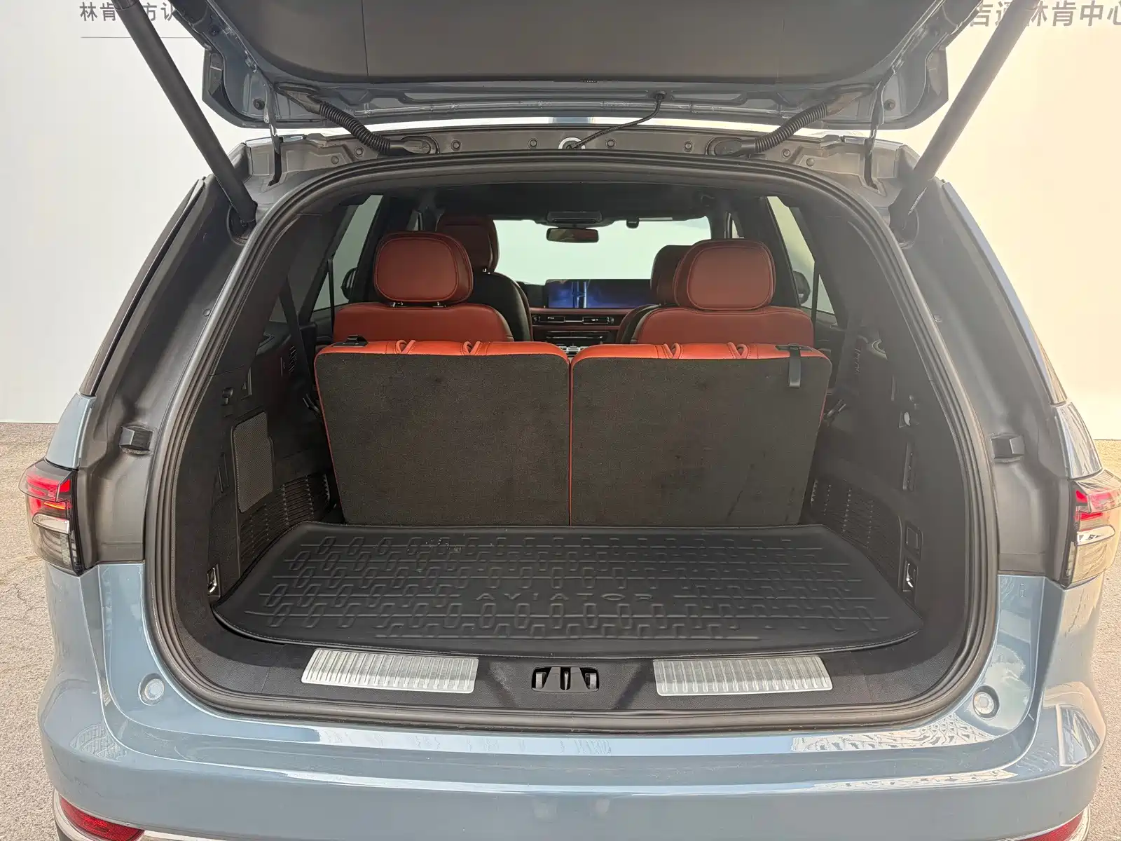 Photo 6 - Lincoln Aviator