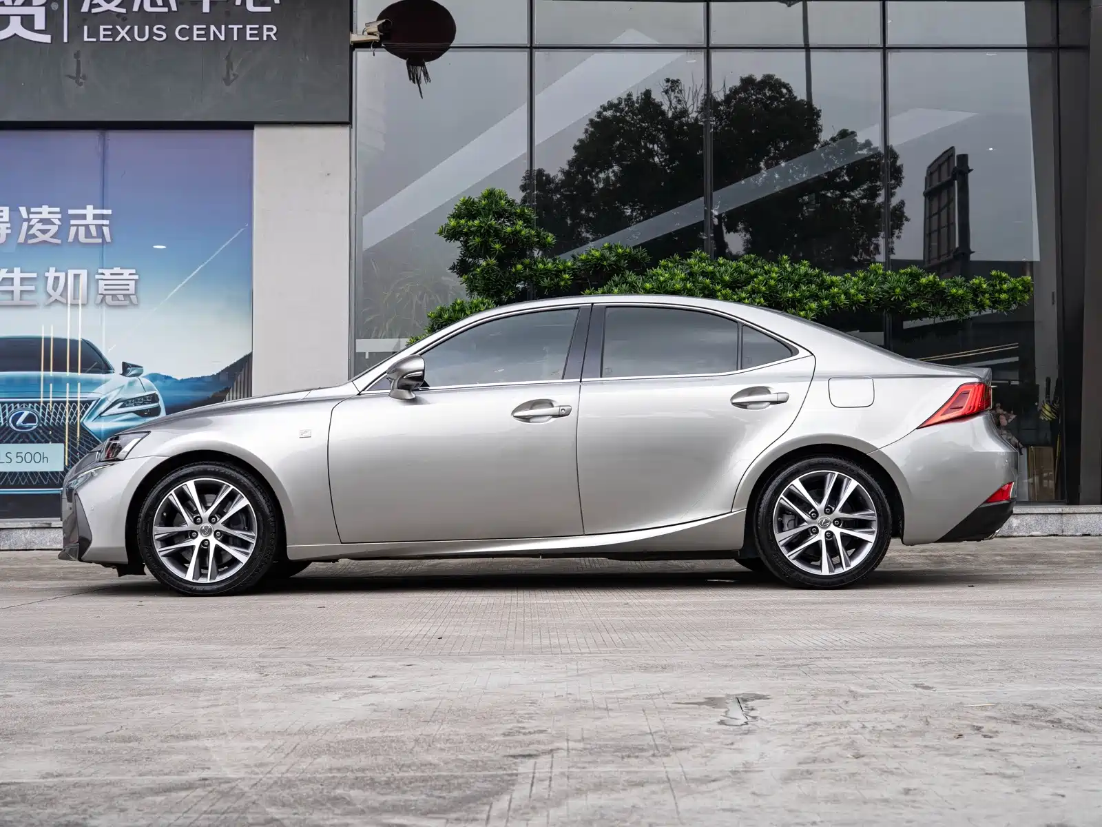 Фото 4 - Lexus IS