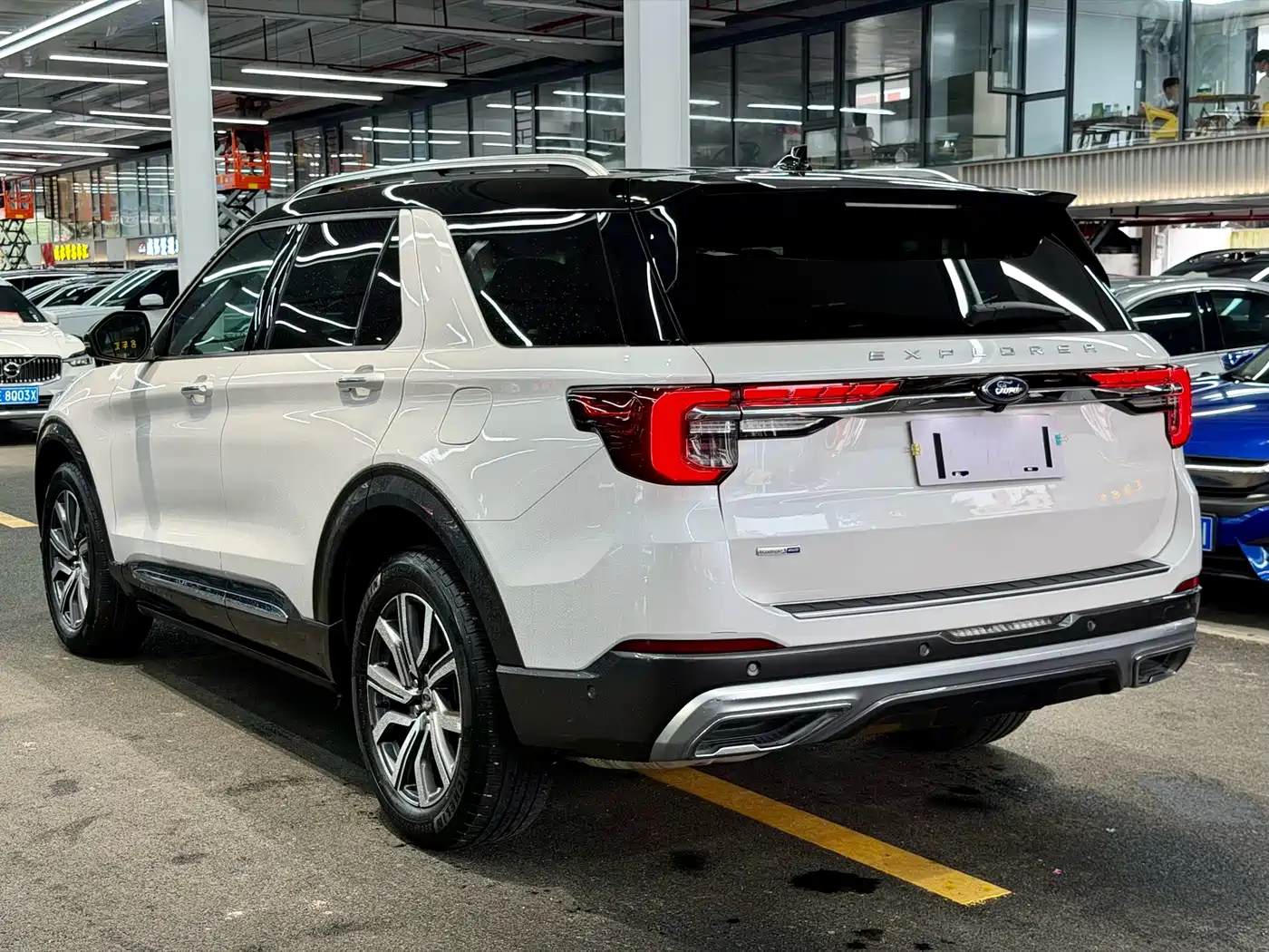 Photo 17 - Ford Explorer