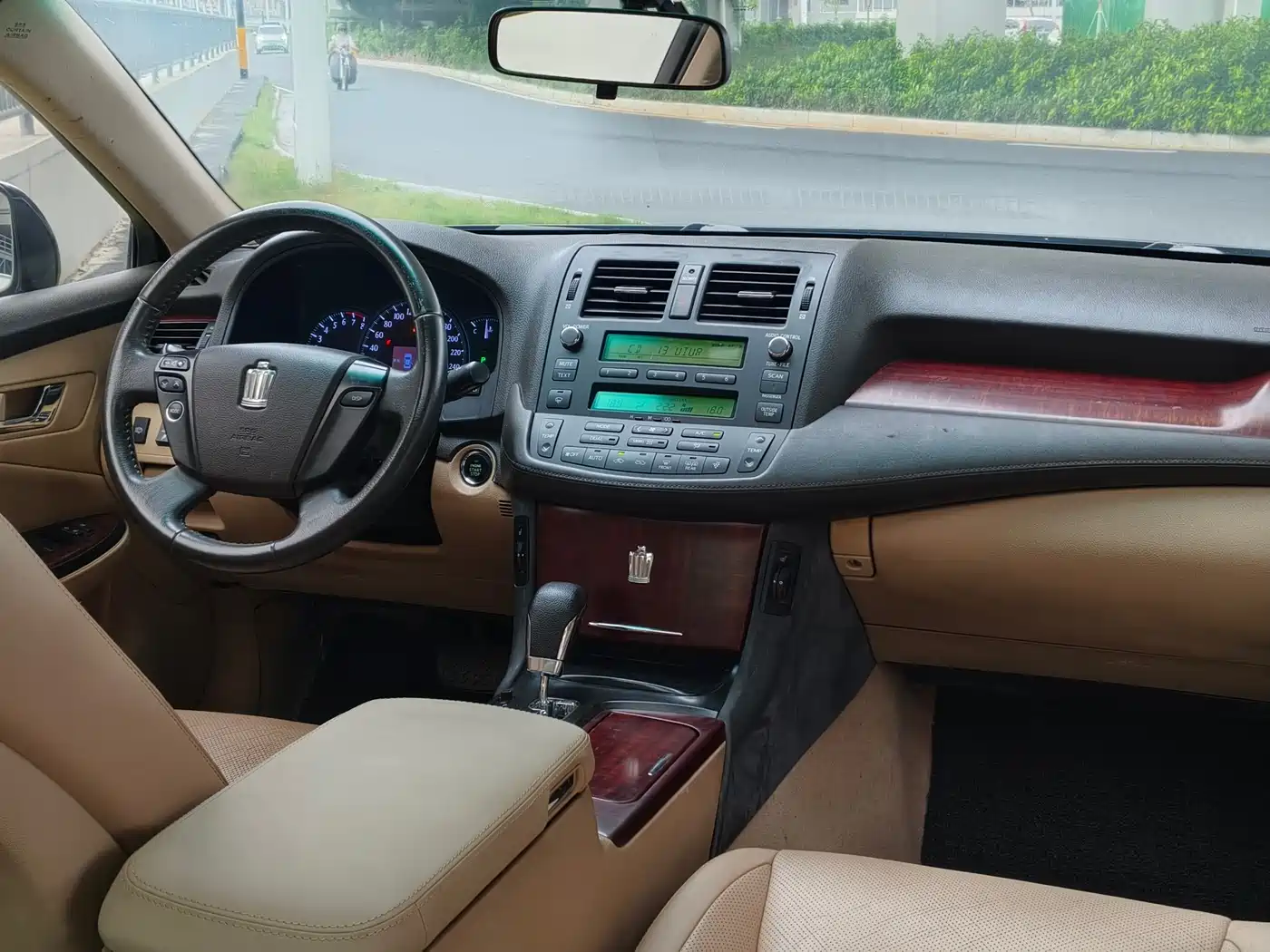 Toyota Crown 2010 2.5L Royal Leather Edition фото 5
