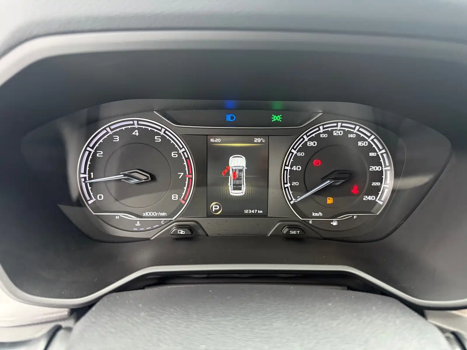 Фото 8 - Geely Emgrand X6