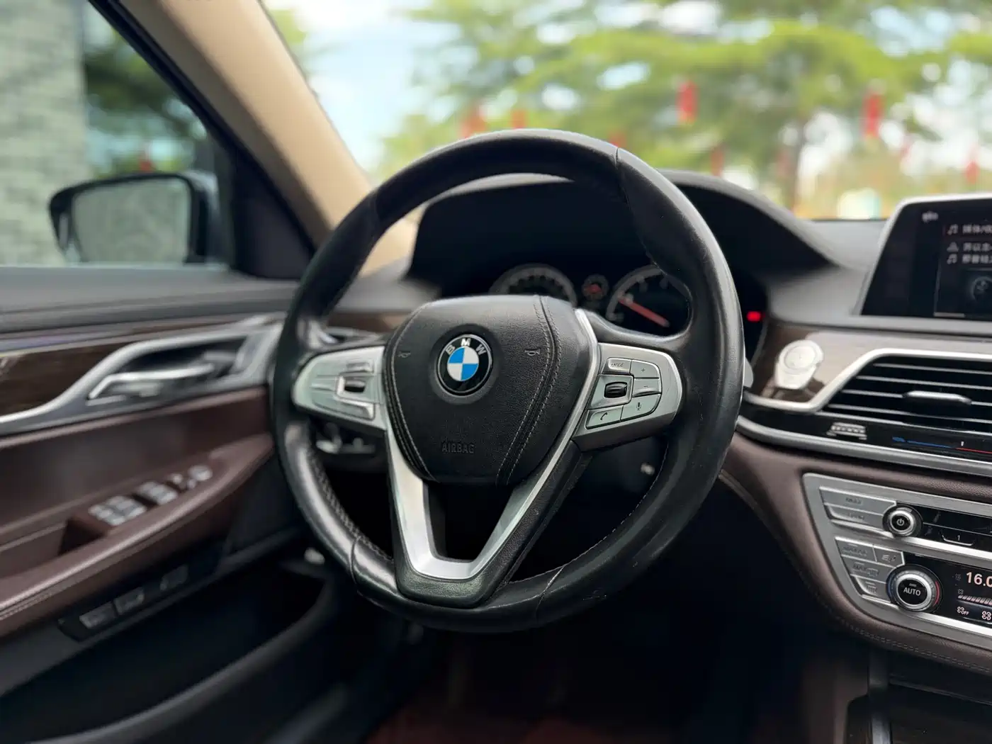 BMW 7 Series 2016 730Li Leading фото 13