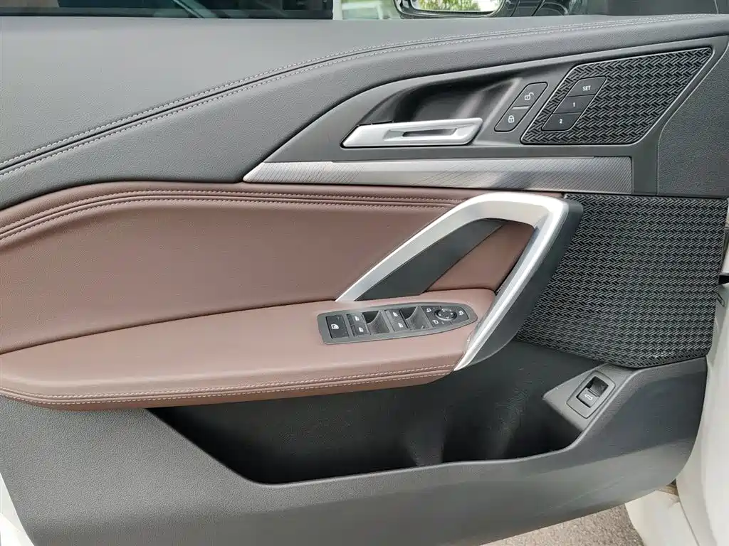 BMW iX1 2025 eDrive25L M Sport Package фото 13