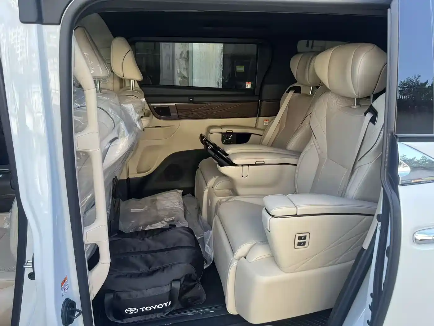 Toyota Alphard 2024 Hybrid 2.5L Ultimate Enjoyment Edition фото 4