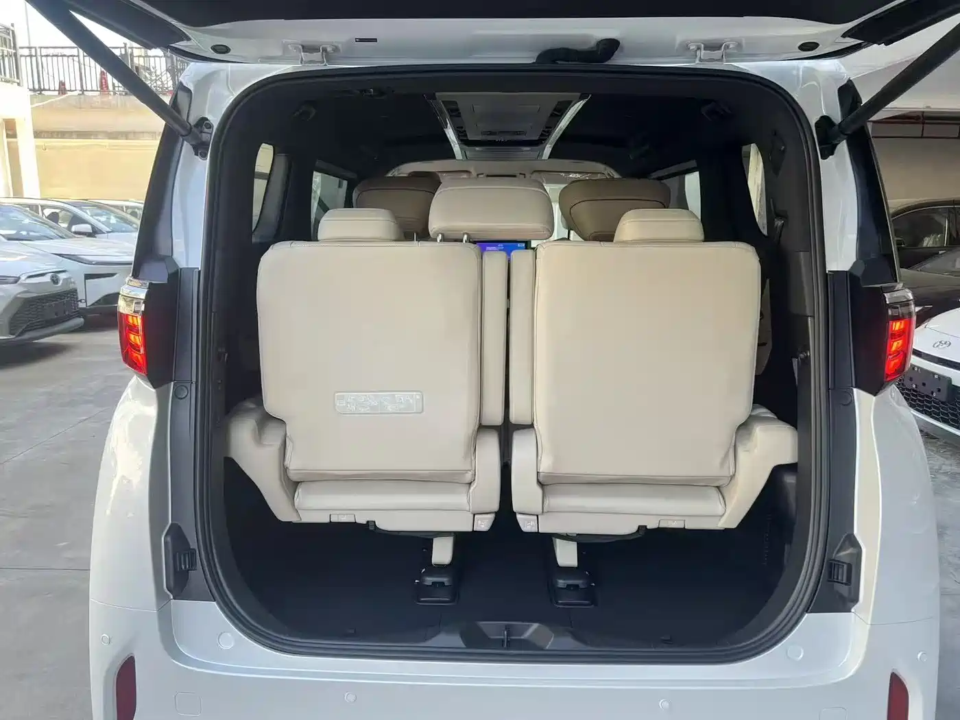 Toyota Alphard 2024 Hybrid 2.5L Ultimate Enjoyment Edition фото 8