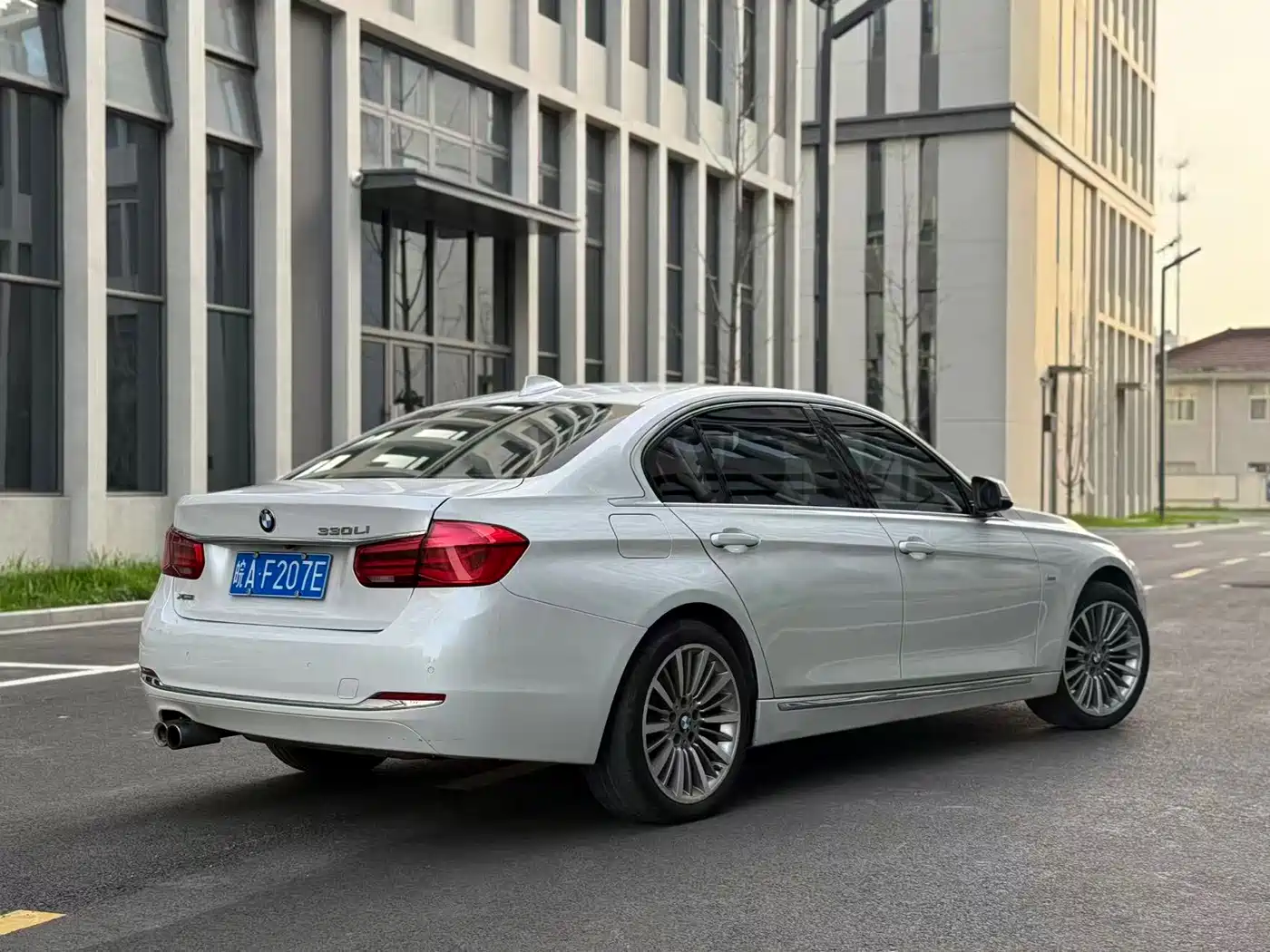 BMW 3 Series 2018 330Li xDrive Luxury Package фото 10
