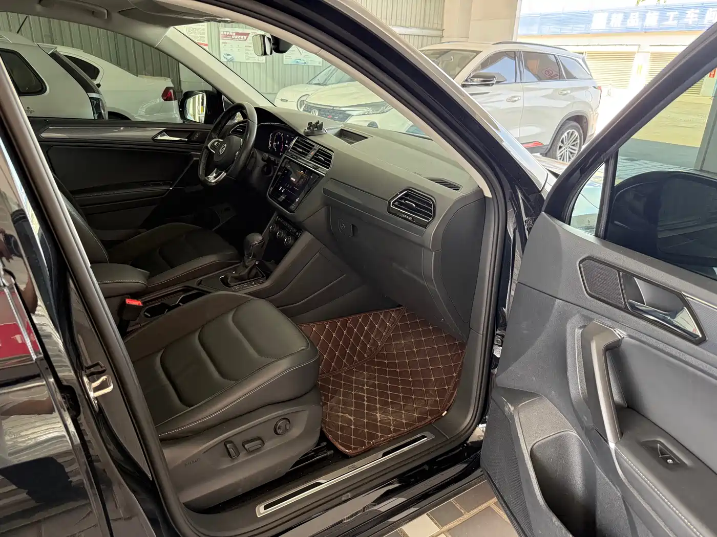Volkswagen Tiguan L 2021 330TSI Automatic 2WD R-Line Premium фото 15