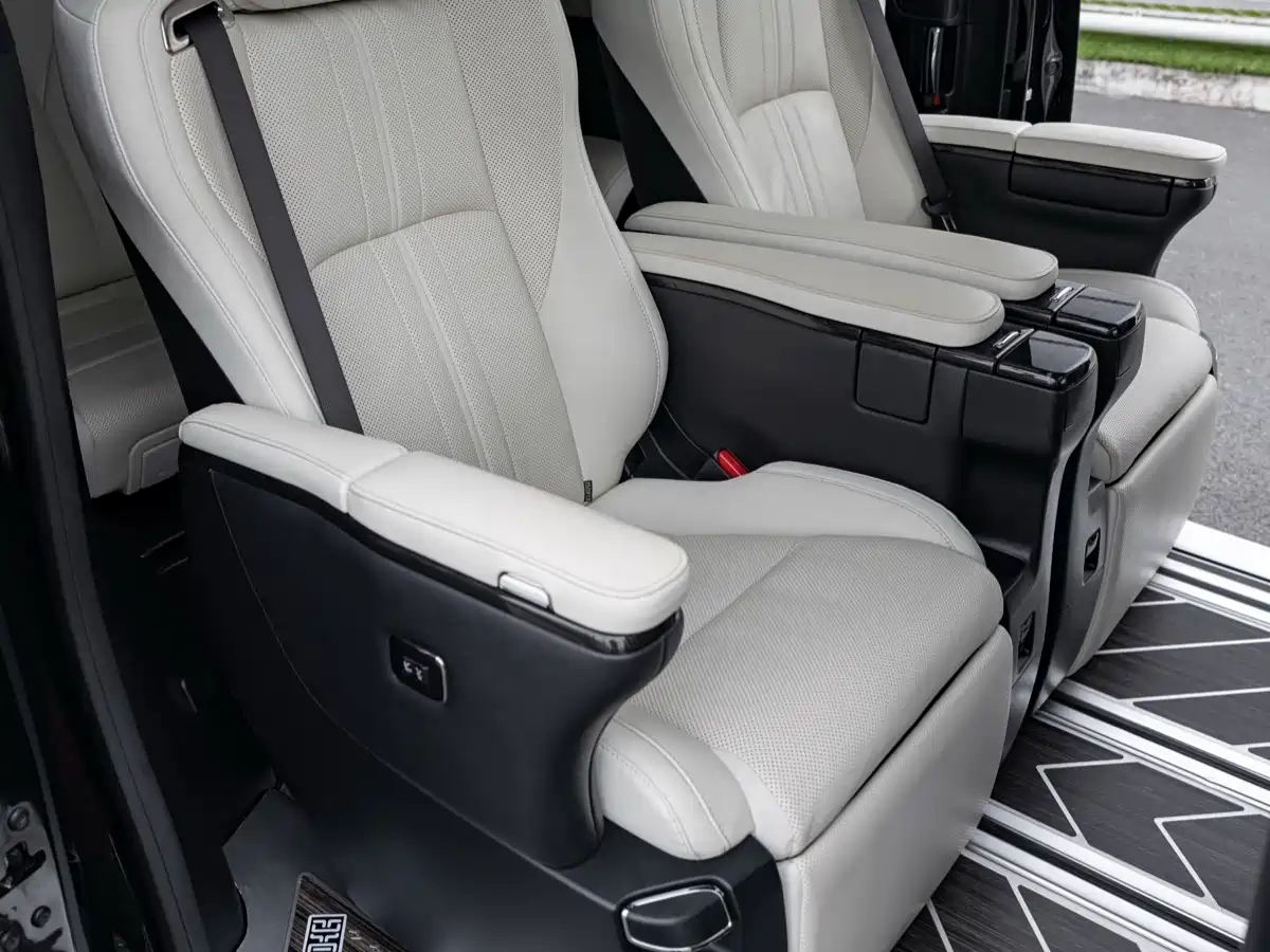 Lexus LM 2020 300h Seven-Seater Elegance Edition фото 23