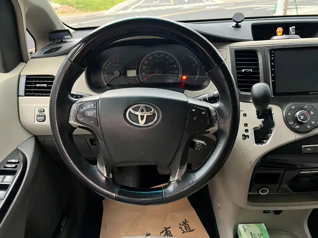 Photo 9 - Toyota Sienna