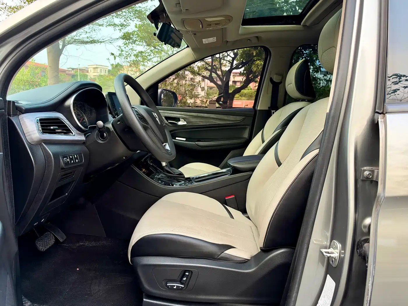 Baojun 730 2020 2019 1.5T CVT Flagship Edition 7-Seater China VI